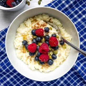 bowl of creamy rice pudding made on hob with fruit toppings.