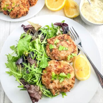 easy tuna fishcakes recipe or patties made without breadcrumbs served with a green salad.